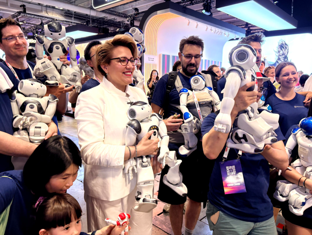 NAO,nao the robot,pepper,plato,service robots,humanoid robots,programmable robots,robots in school,teacher assistance